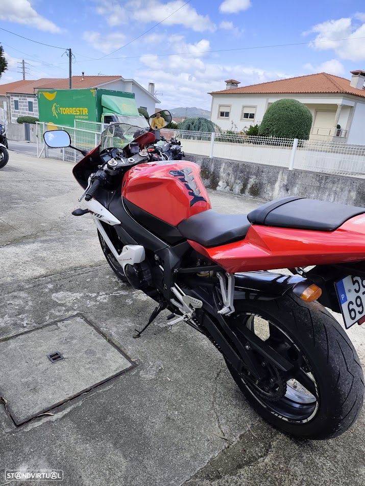 Yamaha R 1 - 4