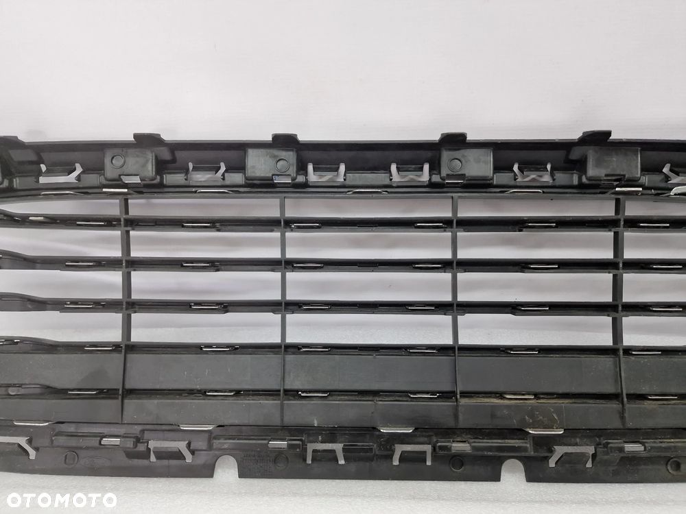 FORD FIESTA MK8 17- ATRAPA / GRILL / KRATKA ŚRODKOWA ZDEZRAKA PRZEDNIEGO PRZÓD , NR H1BB-8200-B , NR AUKCJI KR240 - 11
