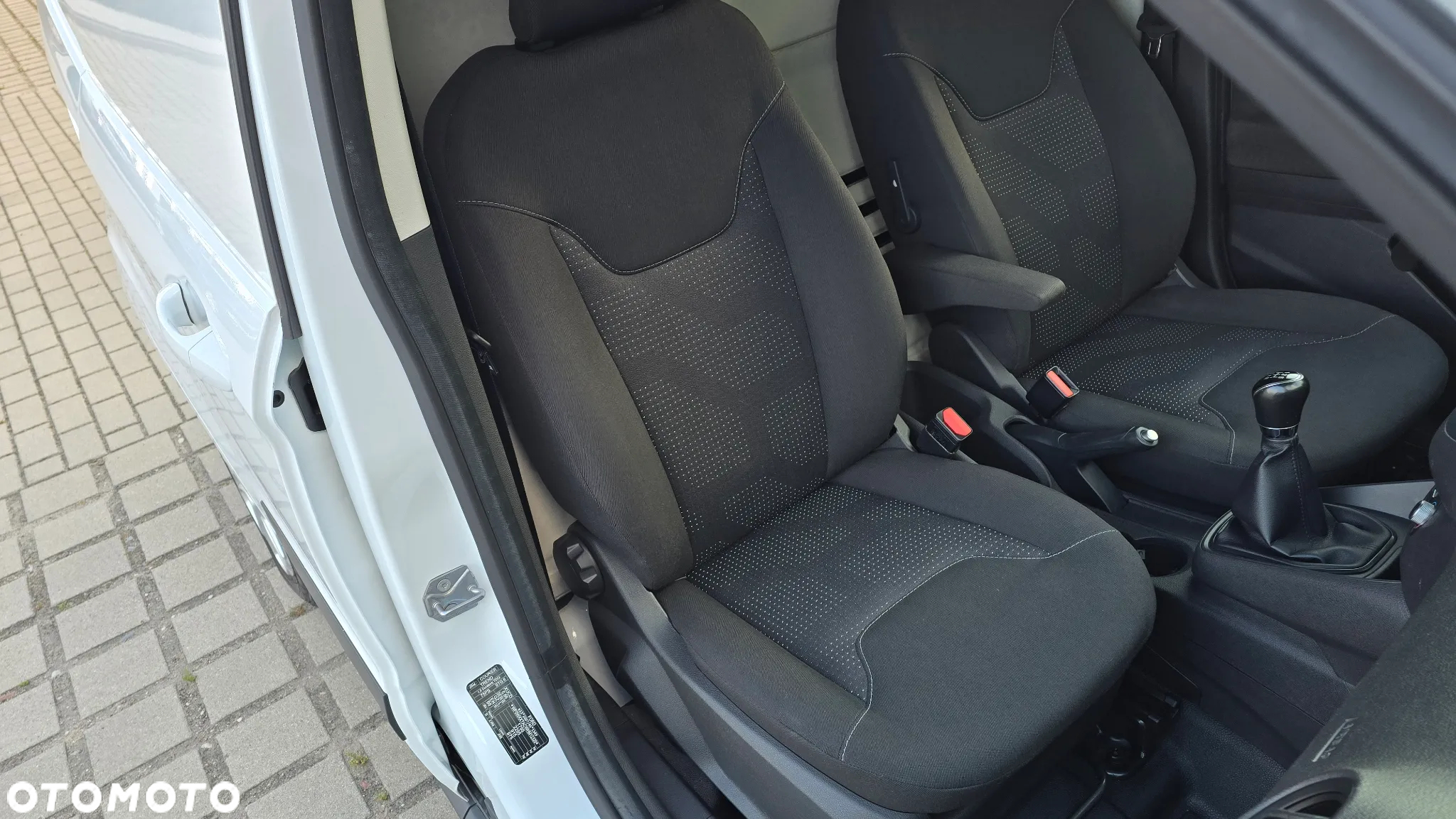 Ford Transit Courier - 20