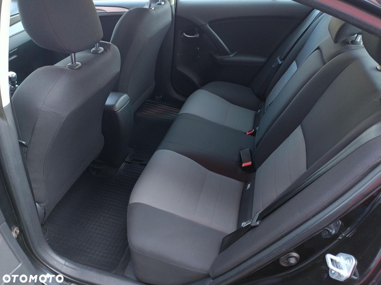 Toyota Avensis 1.8 Active - 13