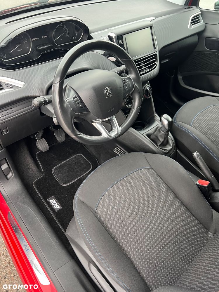 Peugeot 208 - 12
