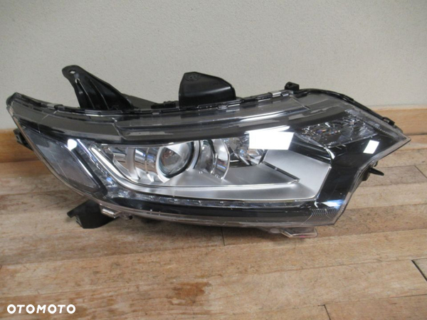 LAMPA PRZEDNIA PRZÓD PRAWA MITSUBISHI OUTLANDER III LIFT 2015-