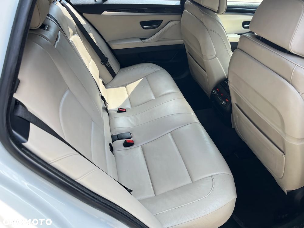 BMW Seria 5 525d xDrive - 11