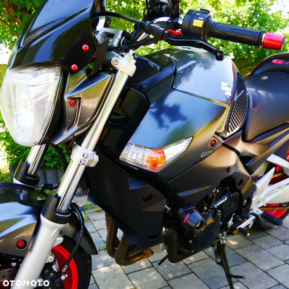 Suzuki GSR - 8