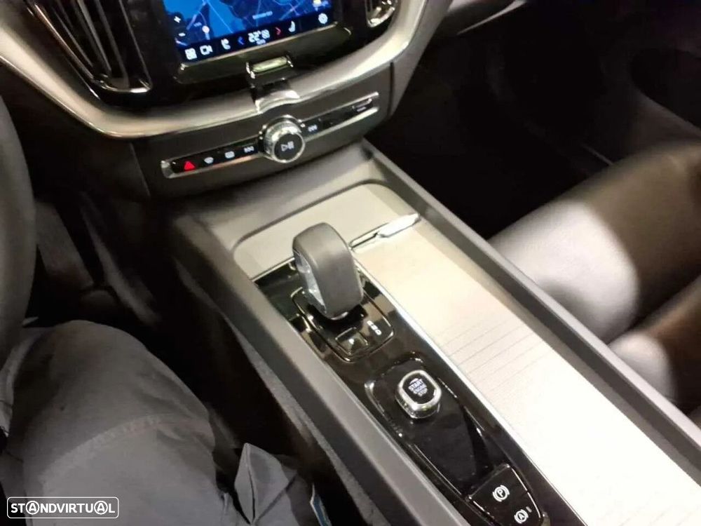 Volvo XC 60 2.0 T6 PHEV R-Design AWD - 12