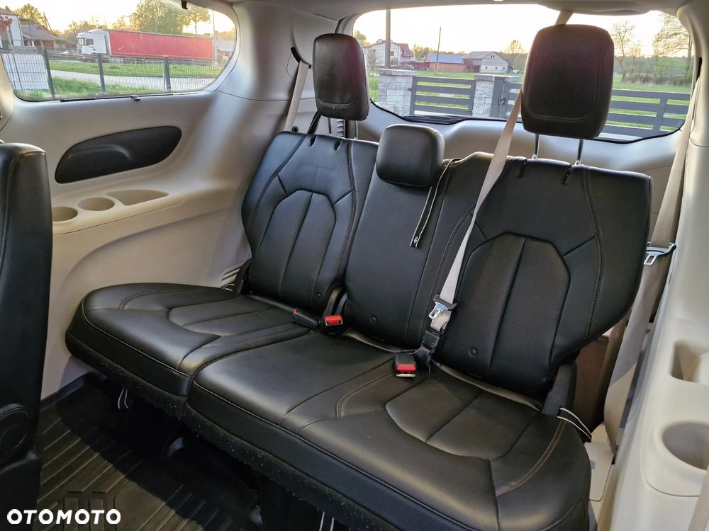 Chrysler Pacifica - 11