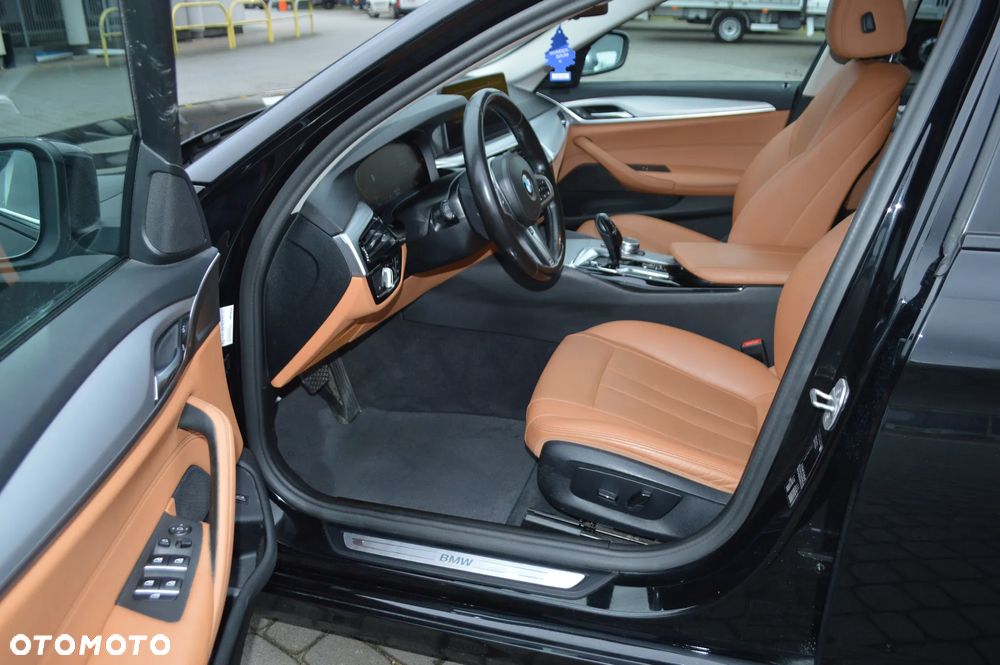 BMW Seria 5 518d Business Edition sport - 9