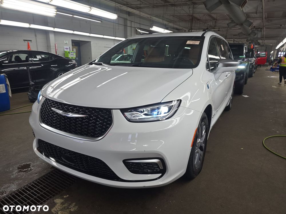 Chrysler Pacifica - 1