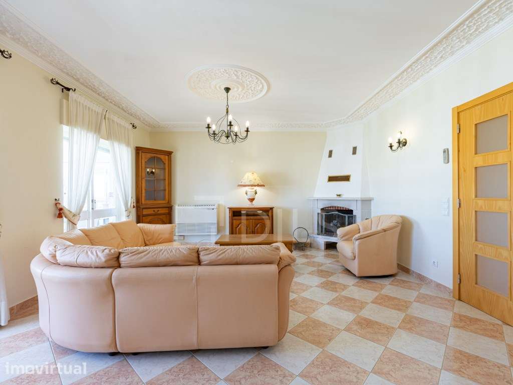 Apartamento T4 em Quarteira com terraço e lareira, junto à praia - Grande imagem: 4/30