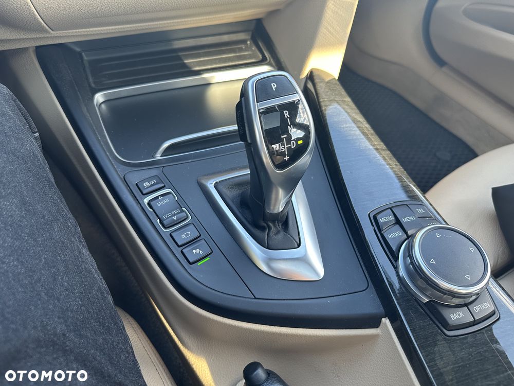 BMW Seria 3 328i Luxury Line - 26