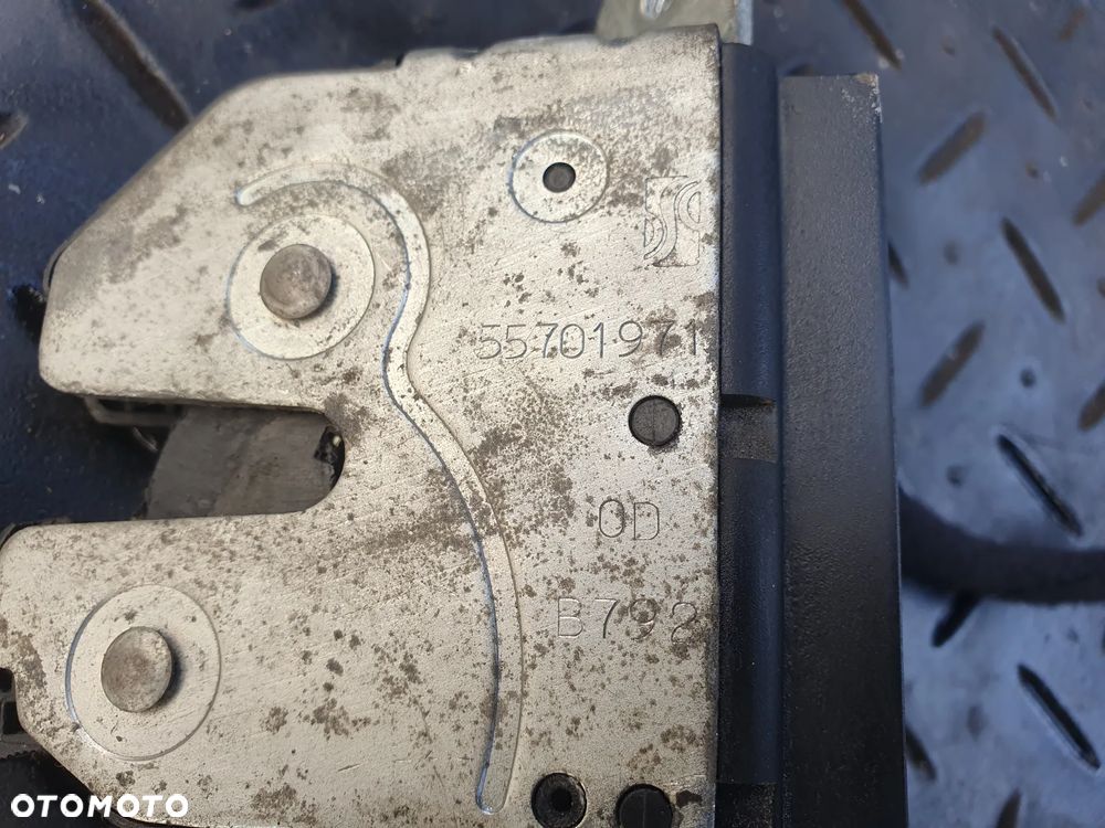 ZAMEK KLAPY TYŁ OPEL CORSA D Hatchback 55701971 06-14 - 3