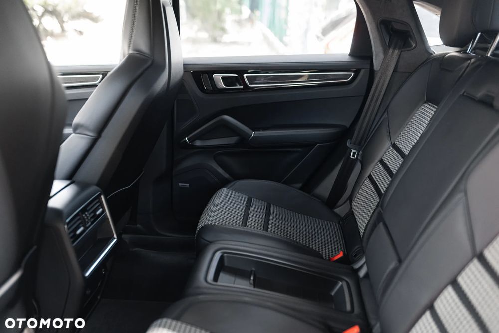 Porsche Cayenne Coupe GTS - 17
