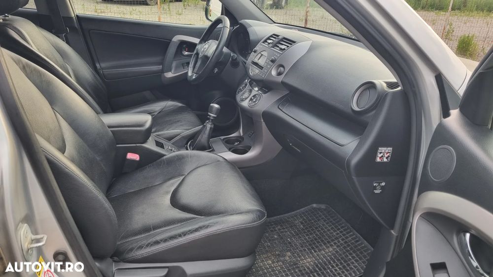 Toyota RAV4 2.2L D-CAT M/T Luxury - 8