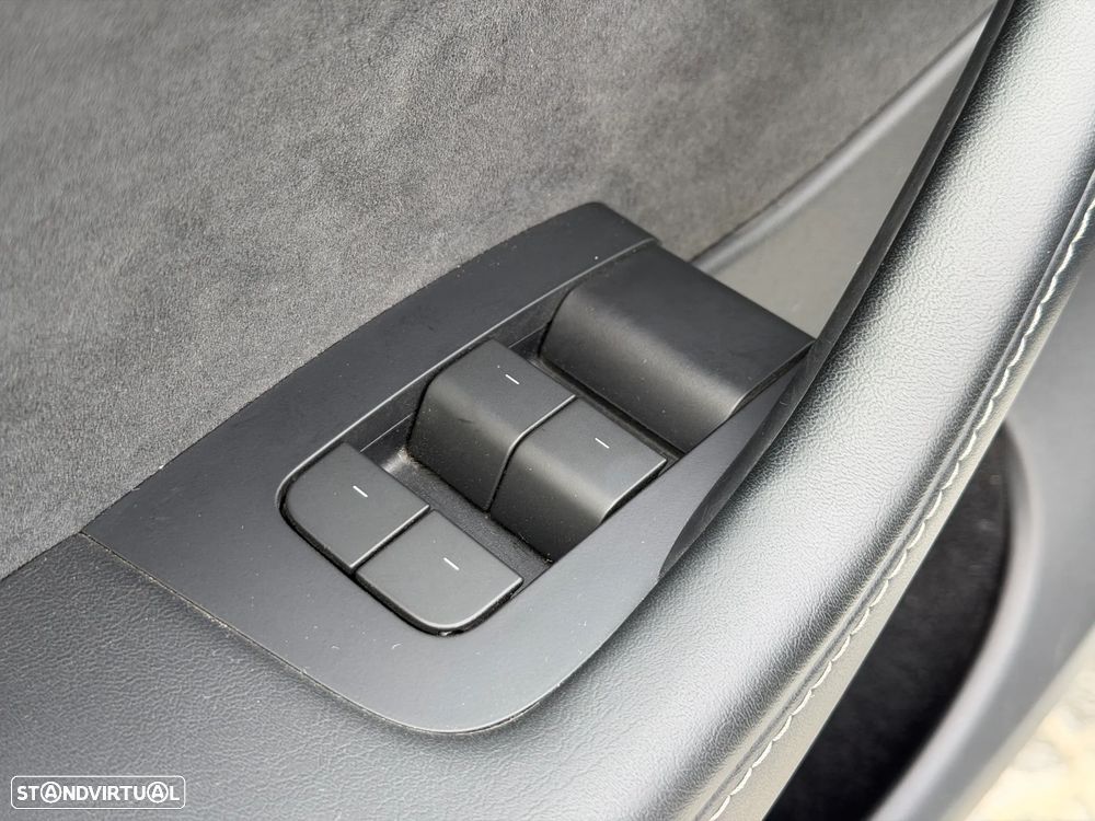 Tesla Model Y Long Range Tração Integral - 24
