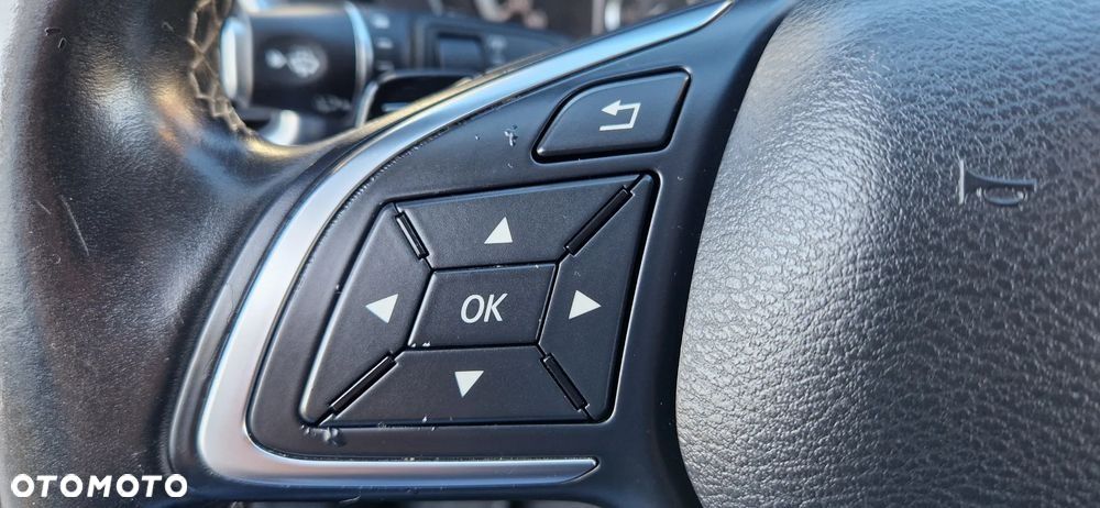 Infiniti Q30 - 35