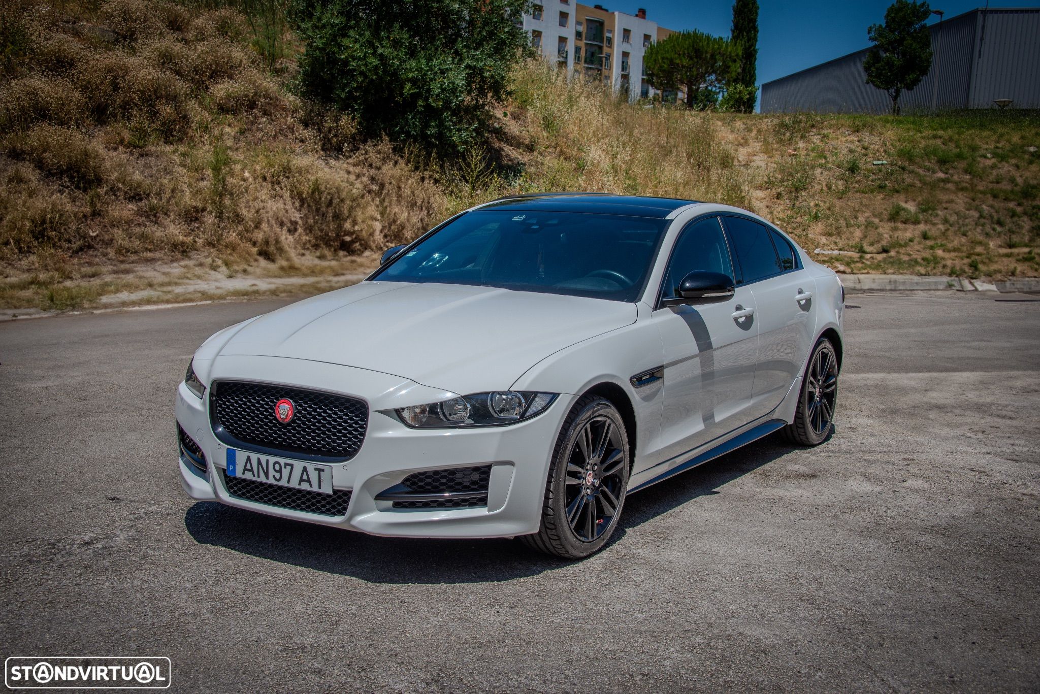 Jaguar XE 2.0 D R-Sport AWD Aut. - 1