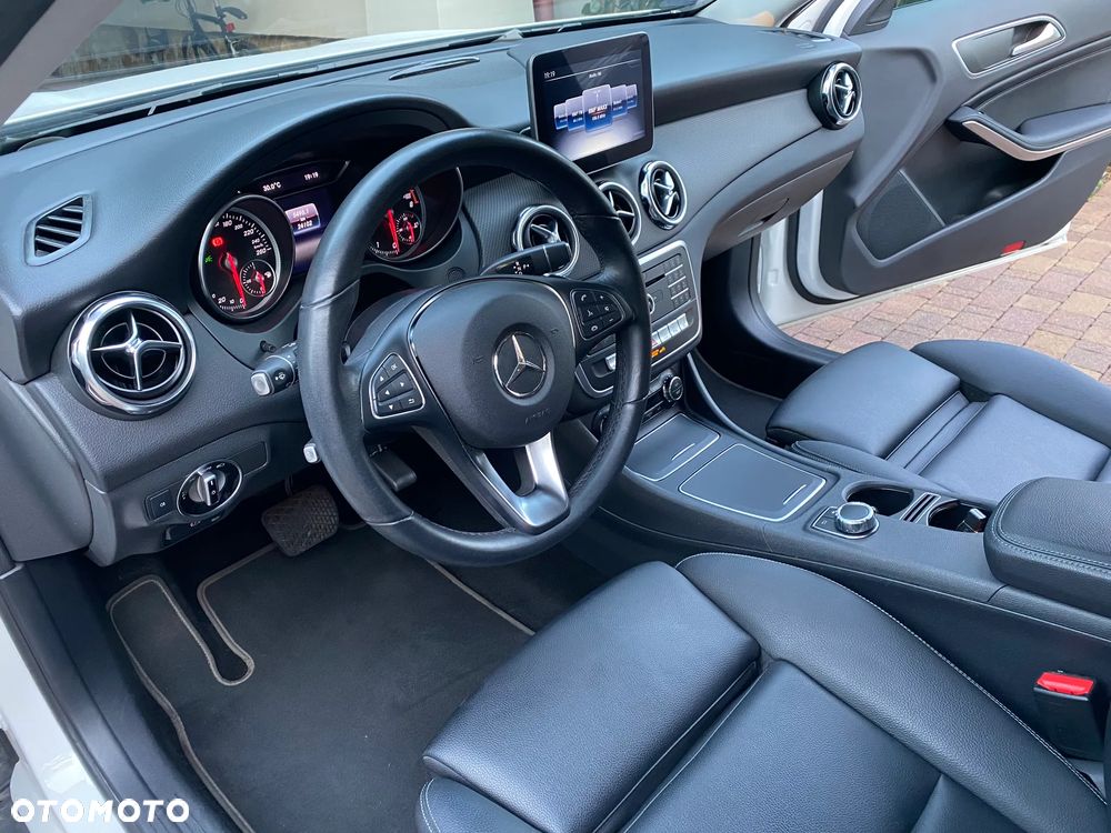 Mercedes-Benz GLA 200 7G-DCT AMG Line - 7