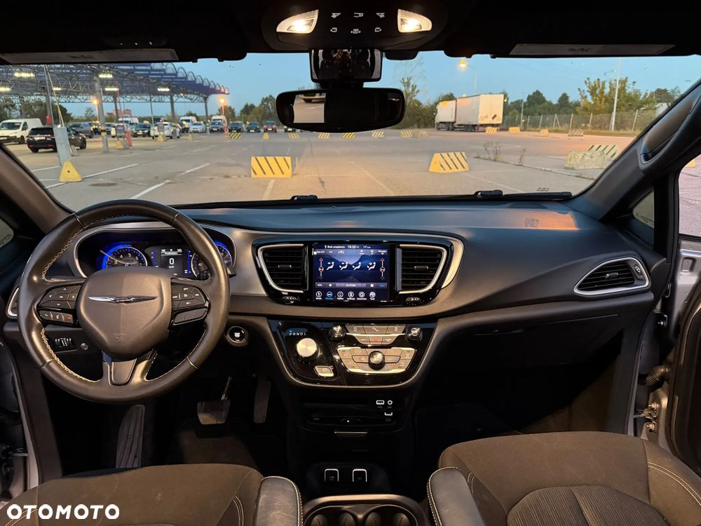 Chrysler Pacifica - 31