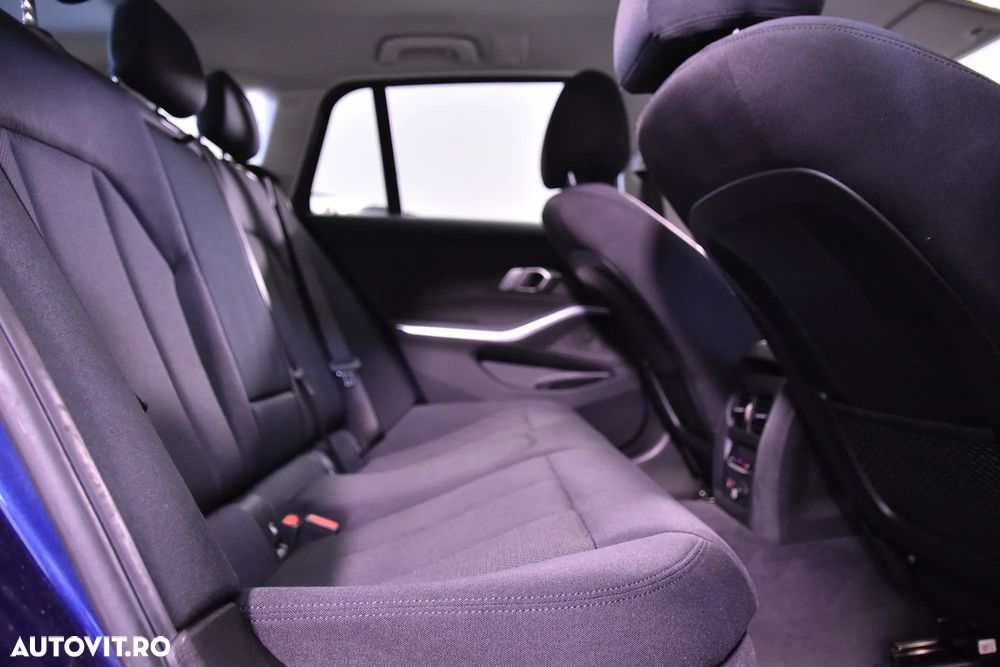 BMW Seria 3 320i Touring Aut. - 12