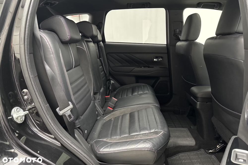 Mitsubishi Outlander 2.0 4WD Plug-In Hybrid - 37