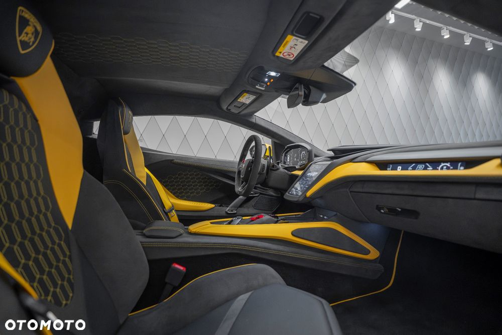 Lamborghini Revuelto - 16