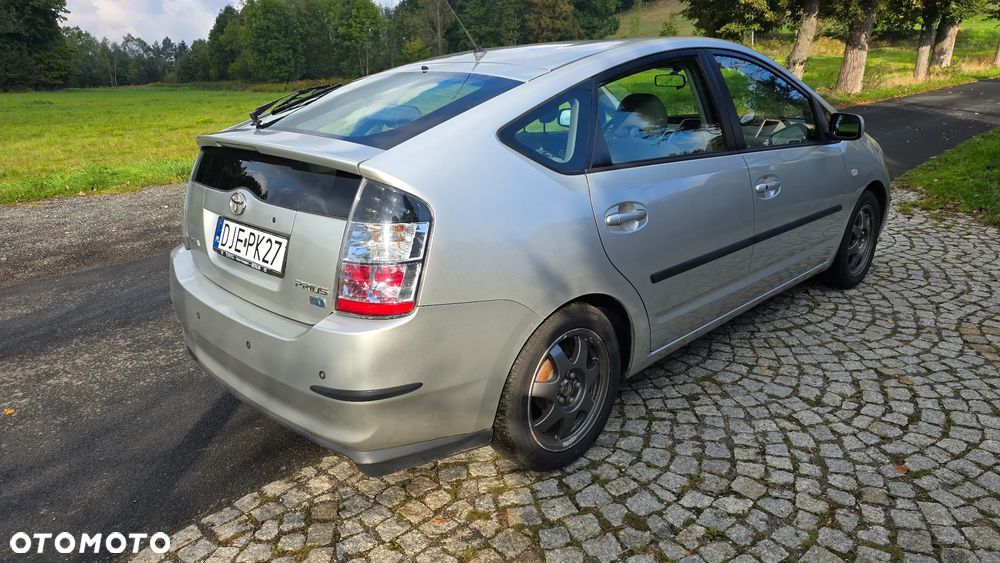 Toyota Prius ver--hybrid-executive - 3