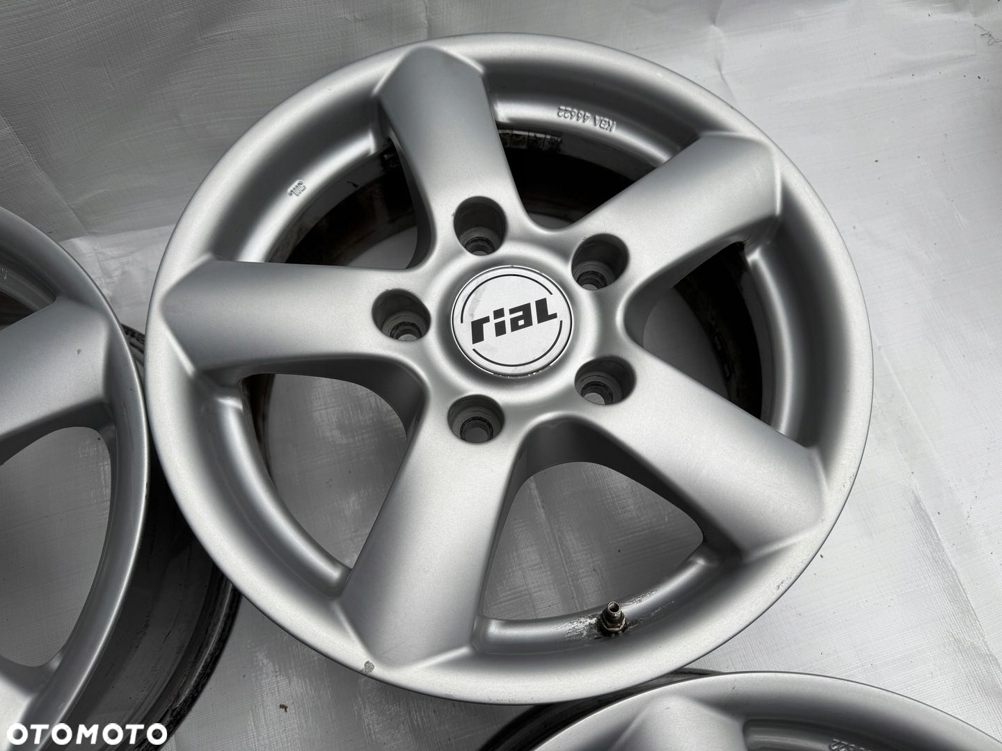 Felgi Rial 5x139,7 16" 7J ET45 565 - 4