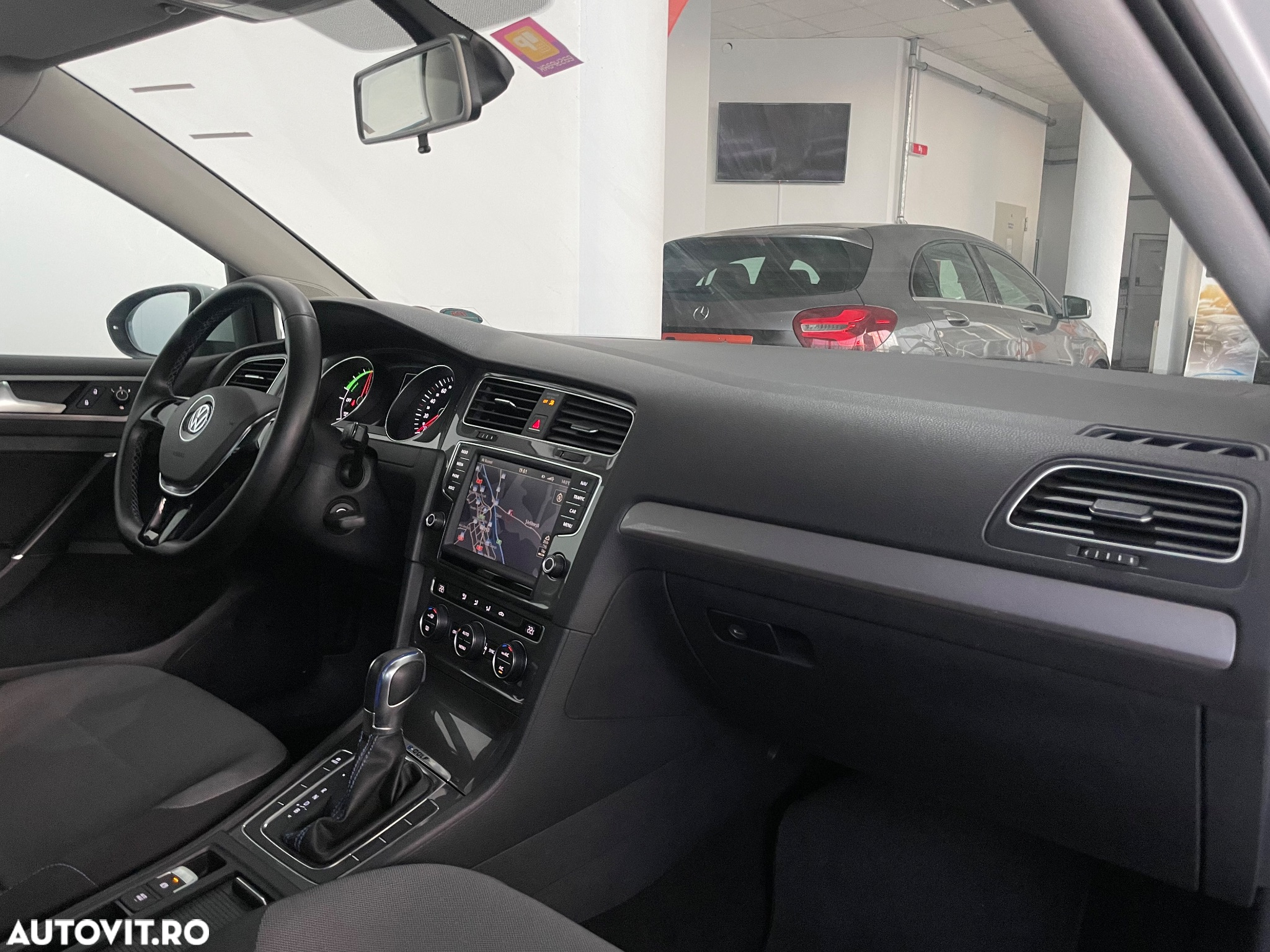 Volkswagen e-Golf - 13