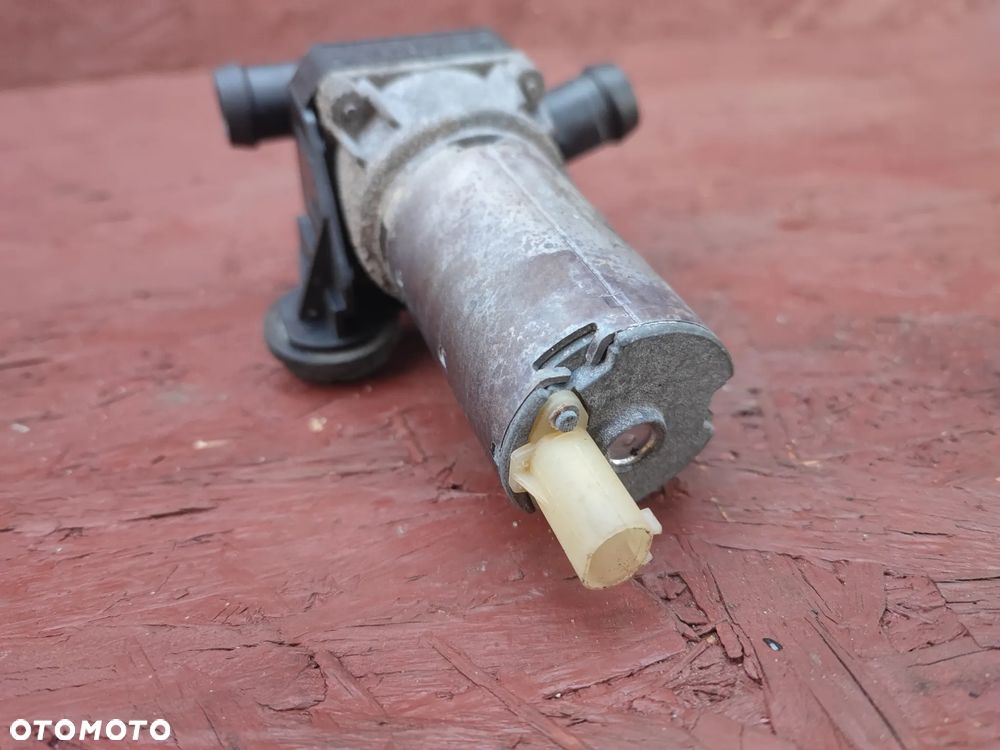 BMW E81 / E82 / E87 / E90 / E92 / E84 / E88 / E93 ORYGINALNA DODATKOWA POMPA WODY / ELEKTRYCZNA POMPA WODY NAGRZEWNICY O NR.  64 11 6 928 246 OEM W BARDZO DOBRYM STANIE - 5