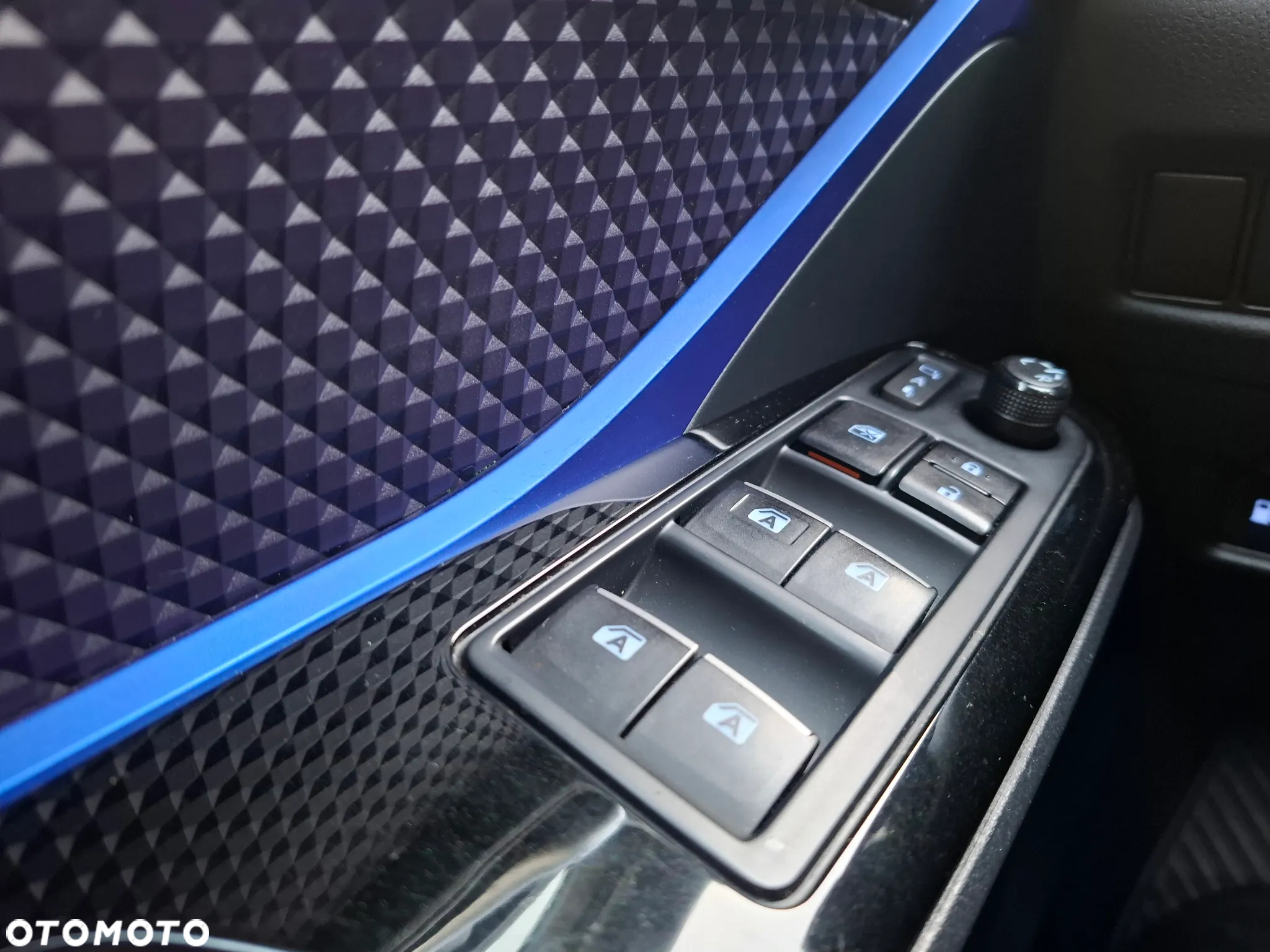 Toyota C-HR 1.8 Hybrid Neon Lime powered by JBL - 18