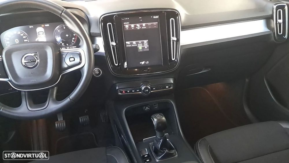 Volvo XC 40 2.0 D3 Momentum Plus - 32