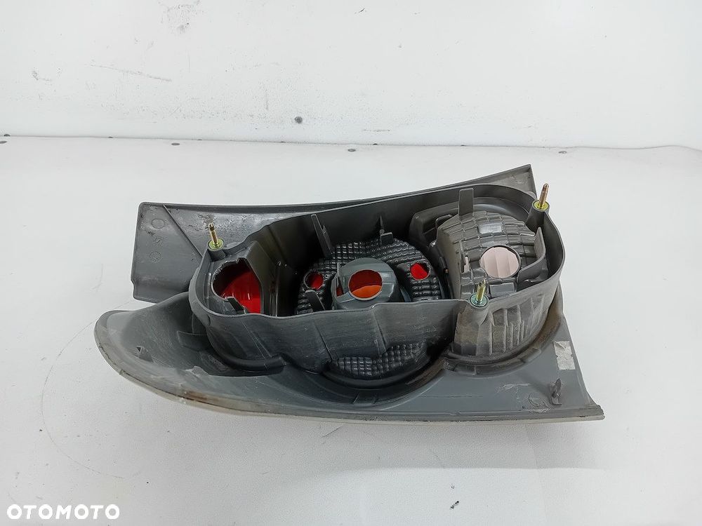 LAMPA TYLNA PRAWA TOYOTA COROLLA VERSO II - 3