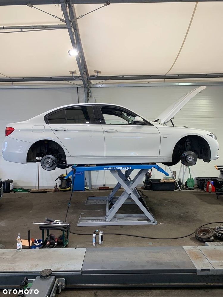 BMW Seria 3 318i Sport Line - 37