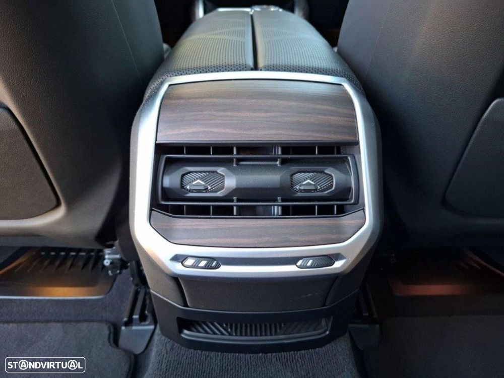 BMW i7 xDrive60 Pack Desportivo M - 29