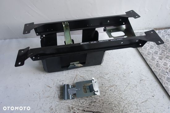 Maserati Granturismo PODSTAWA UCHWYT AKUMULATORA - 1