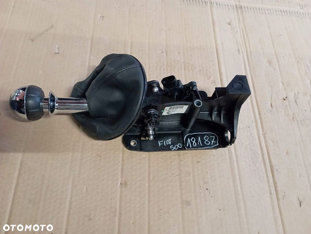 FIAT 500 WYBIERAK GAŁKA ZMIANY BIEGÓW MANUAL 6 BIEGÓW 50296584 6071690101 - 1