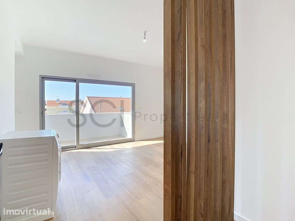 Apartamento T2+1 duplex, com varandas, na Quinta do Conde - Grande imagem: 4/43
