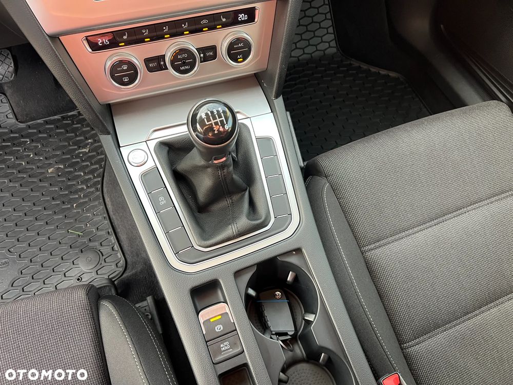 Volkswagen Passat - 16