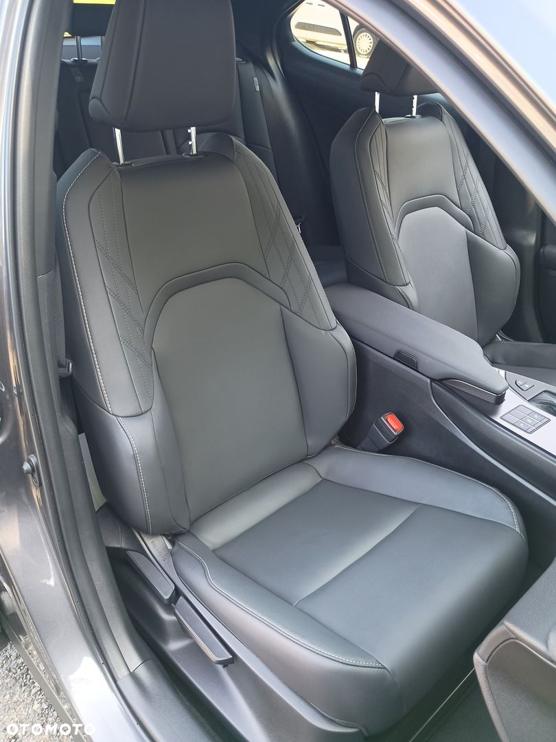 Lexus UX - 12