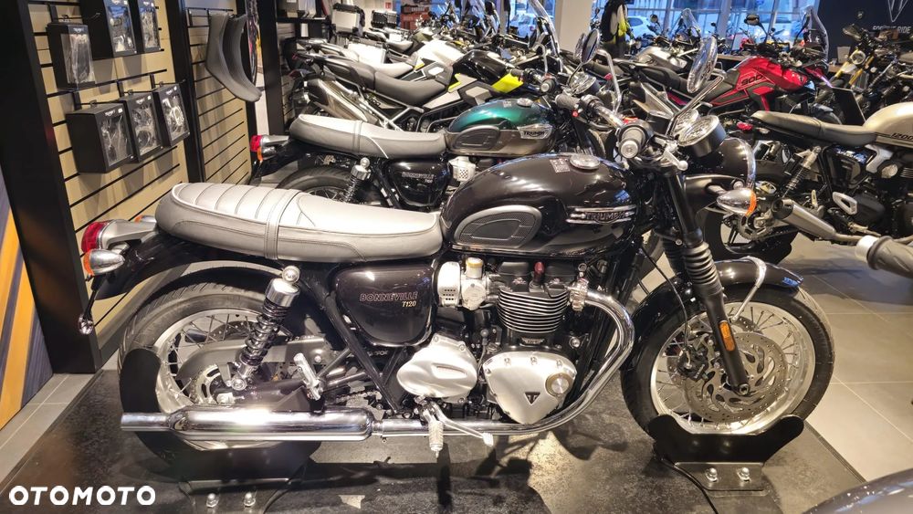 Triumph Bonneville - 2