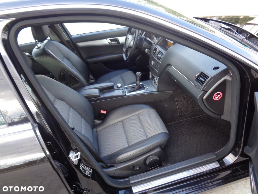 Mercedes-Benz Klasa C 180 CGI BlueEFFICIENCY Avantgarde - 5