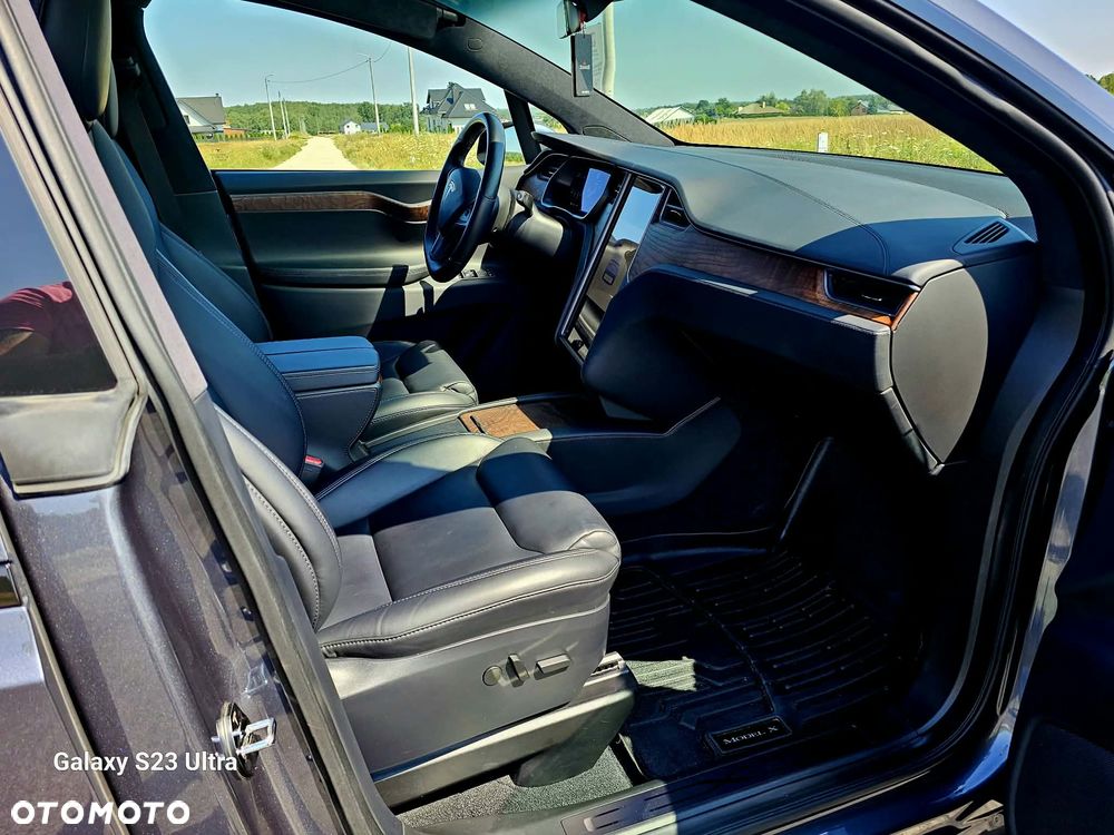 Tesla Model X - 9