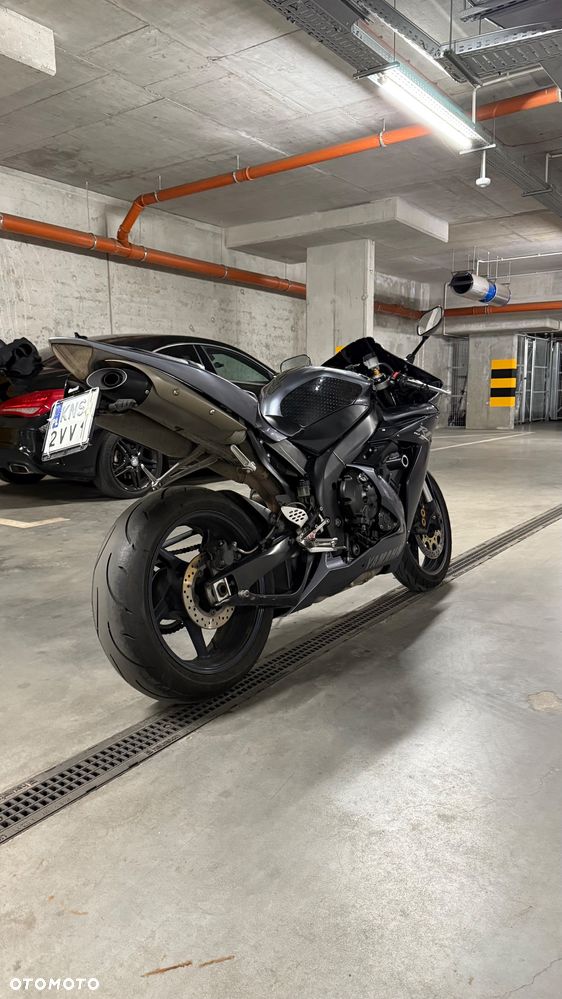 Yamaha R1 - 8