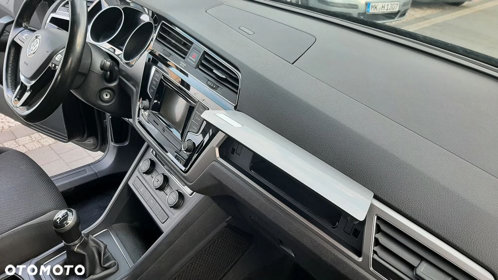 Volkswagen Touran - 22