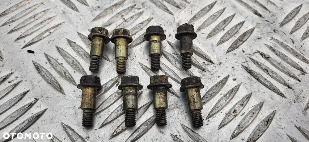 Nissan Terrano II 2.4 Śruby Pokrywy Zaworów - 3