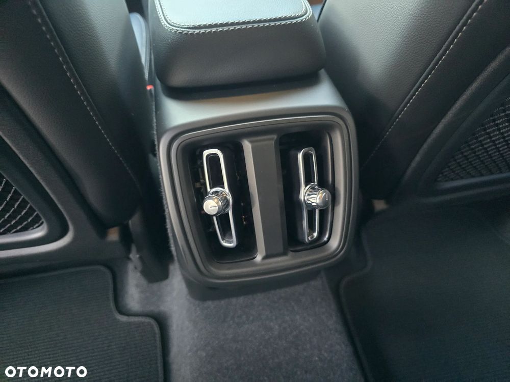 Volvo XC 40 B4 B DKG Plus Dark - 31