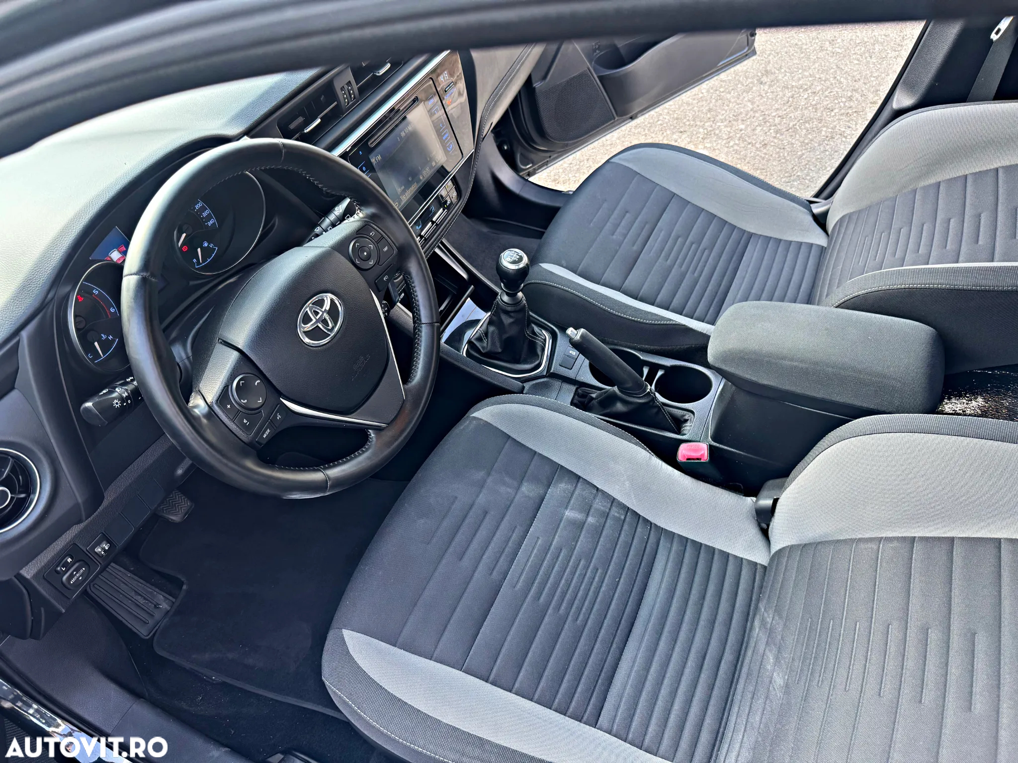 Toyota Auris 1.6 D-4D Design Edition - 8
