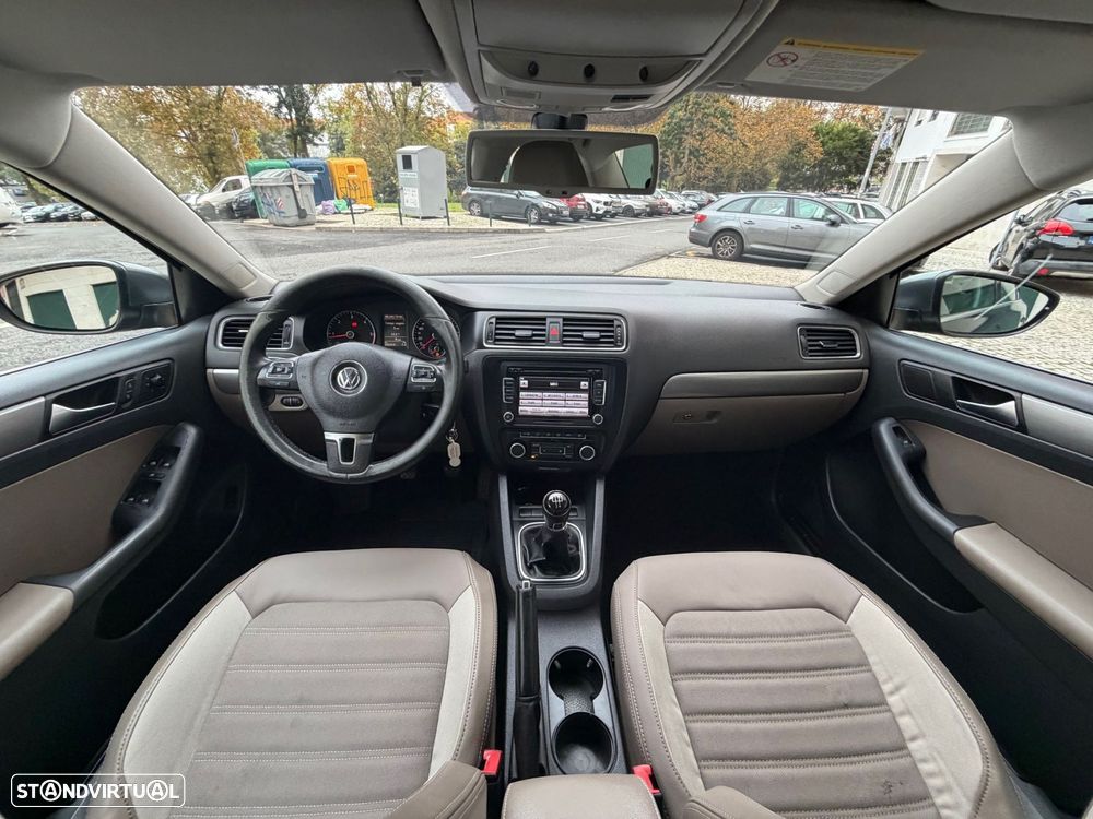 VW Jetta 1.6 TDi Confortline - 23