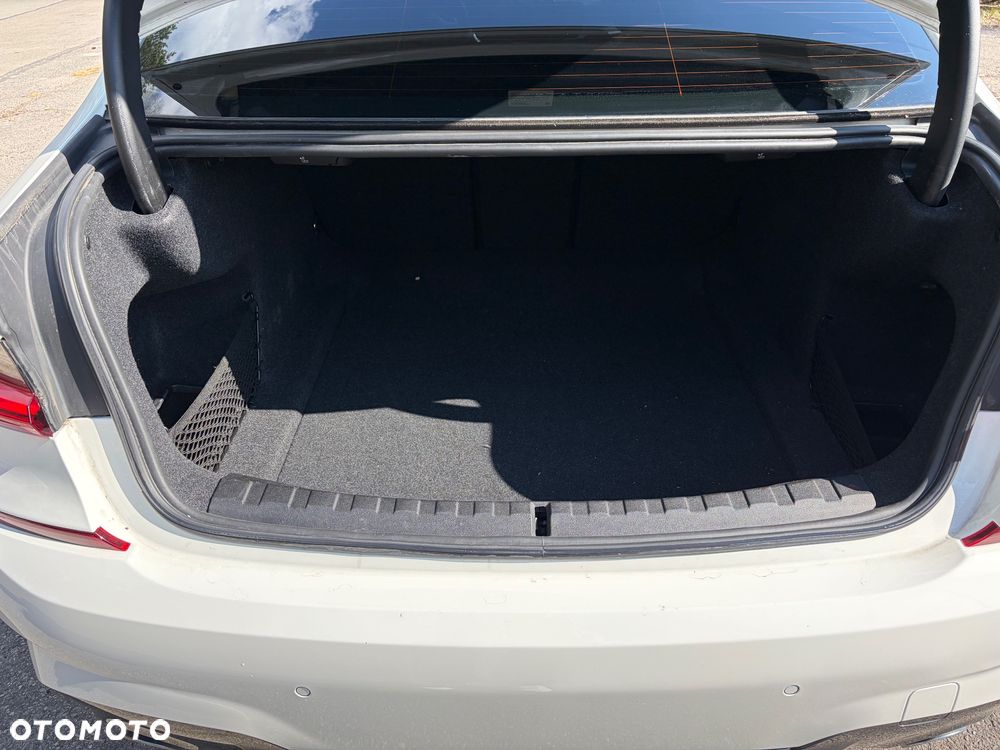 BMW Seria 3 330i M Sport - 14