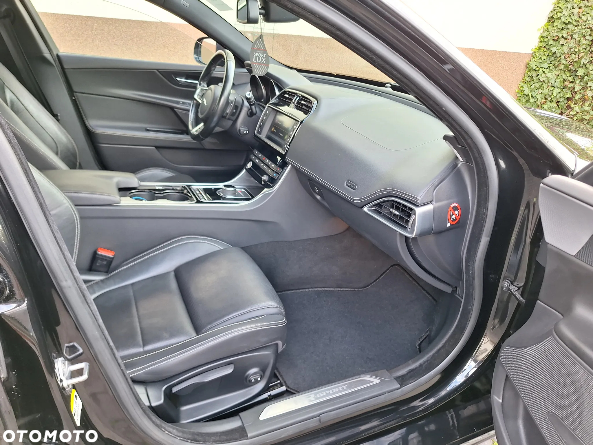Jaguar XE 2.0 D R-Sport - 24